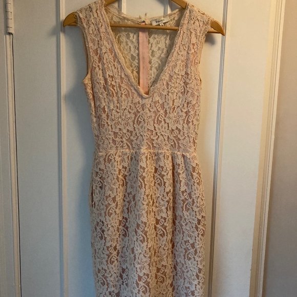 Light pink lace dress - Picture 2 of 3